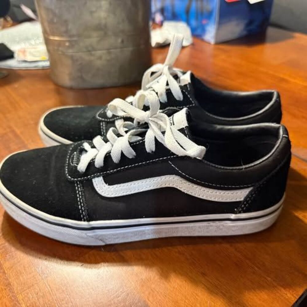 Youth 6 Vans Classic Black and White Low-Tops (womens 7)